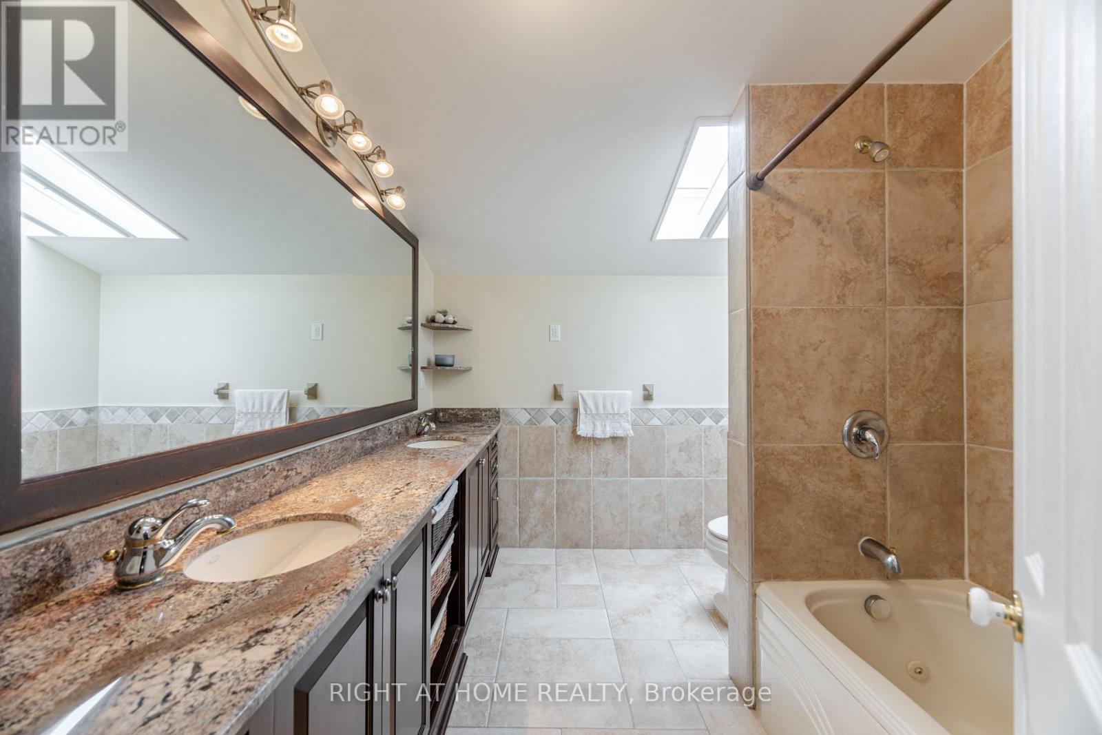 1117 Springhill Drive, Mississauga, Ontario  L5H 1N2 - Photo 27 - W12827998