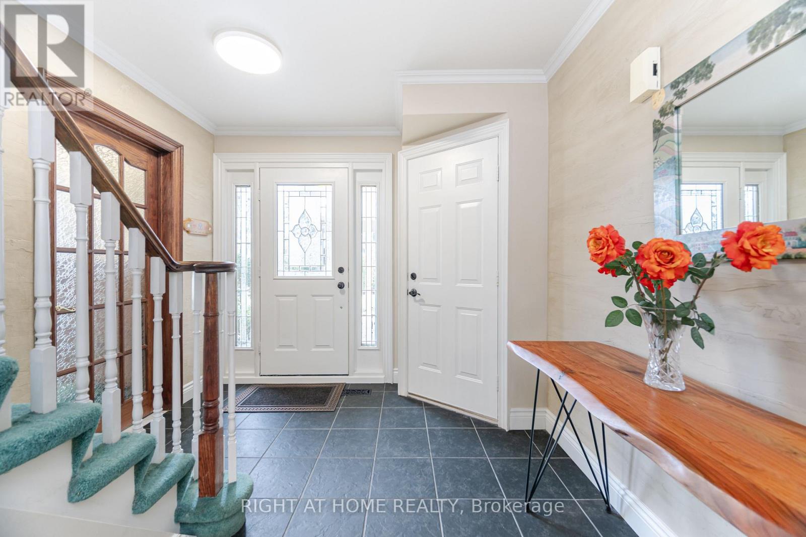 1117 Springhill Drive, Mississauga, Ontario  L5H 1N2 - Photo 4 - W12827998