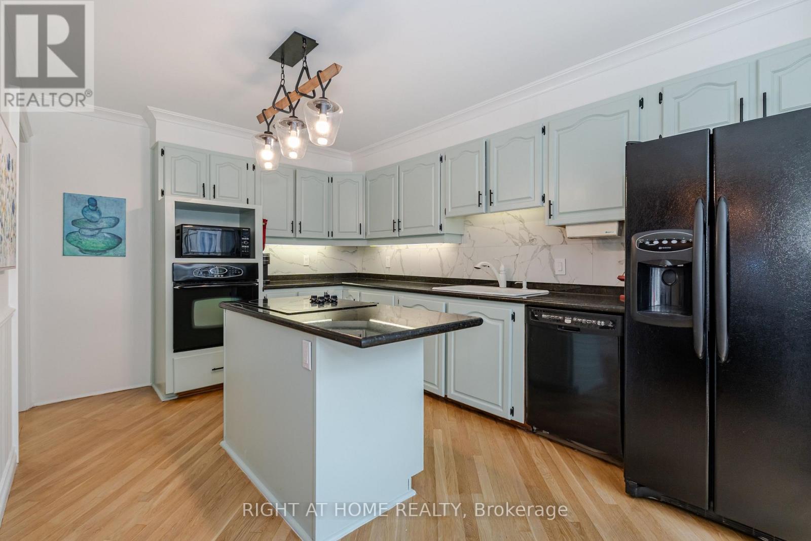 1117 Springhill Drive, Mississauga, Ontario  L5H 1N2 - Photo 8 - W12827998