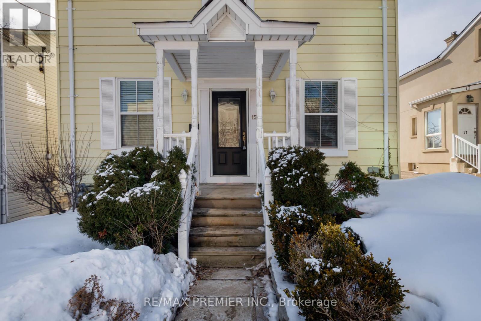 15 Elizabeth Street N, Brampton, Ontario  L6X 1S1 - Photo 2 - W12828048