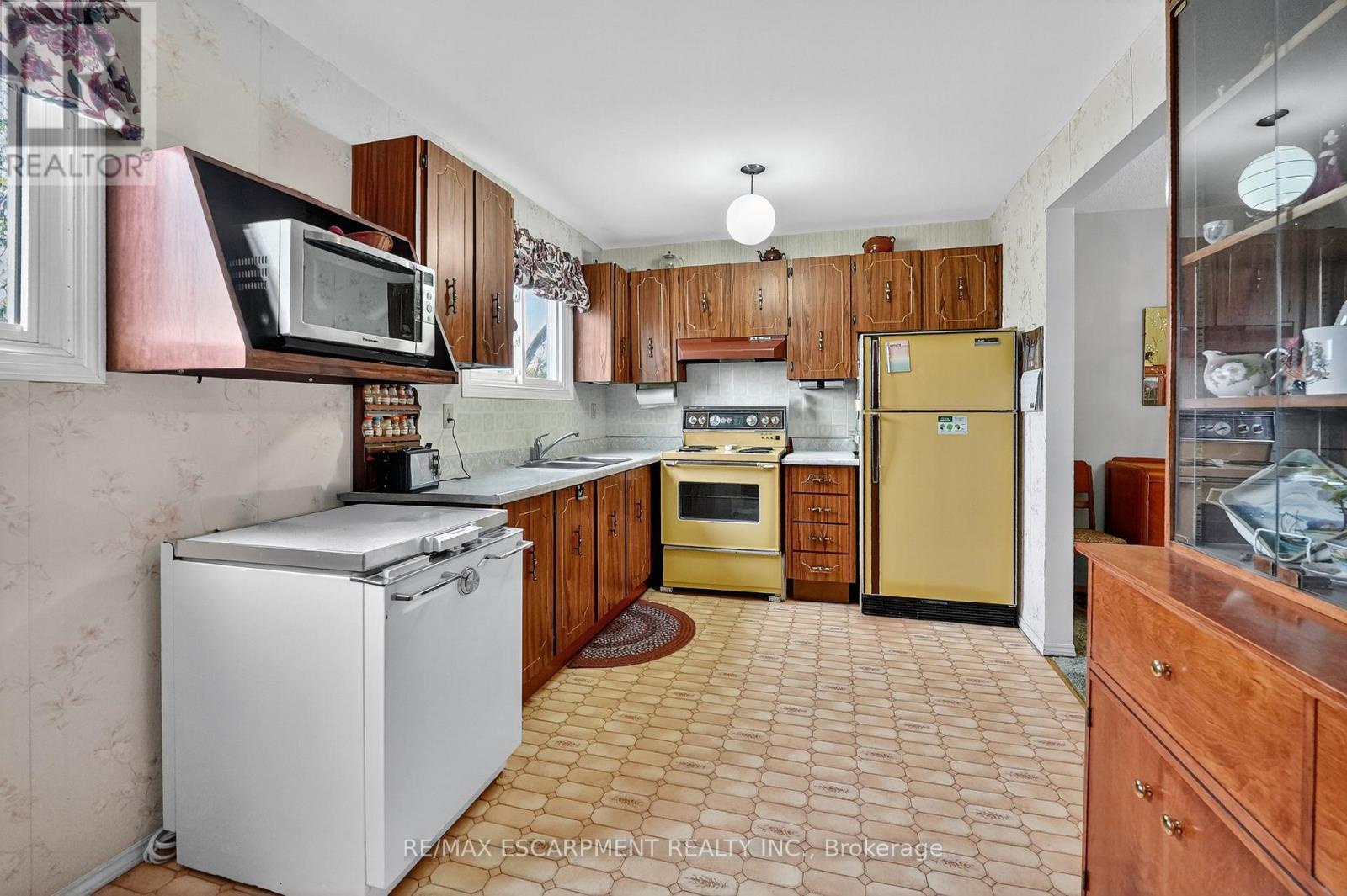 1 - 34 Bow Valley Drive, Hamilton, Ontario  L8E 3L4 - Photo 11 - X12828116