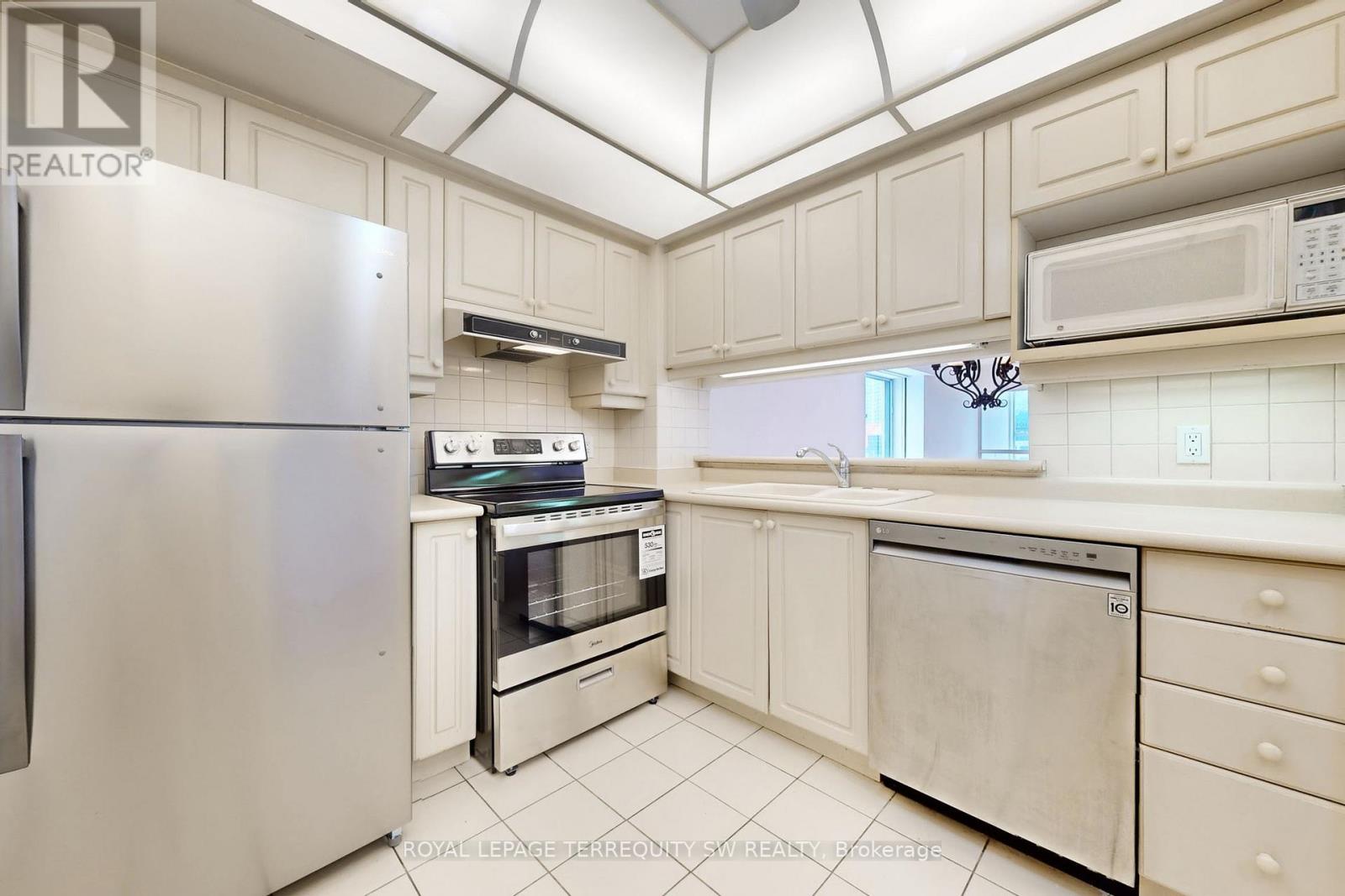 2001 - 71 Simcoe Street, Toronto, Ontario  M5J 2S9 - Photo 17 - C12736820