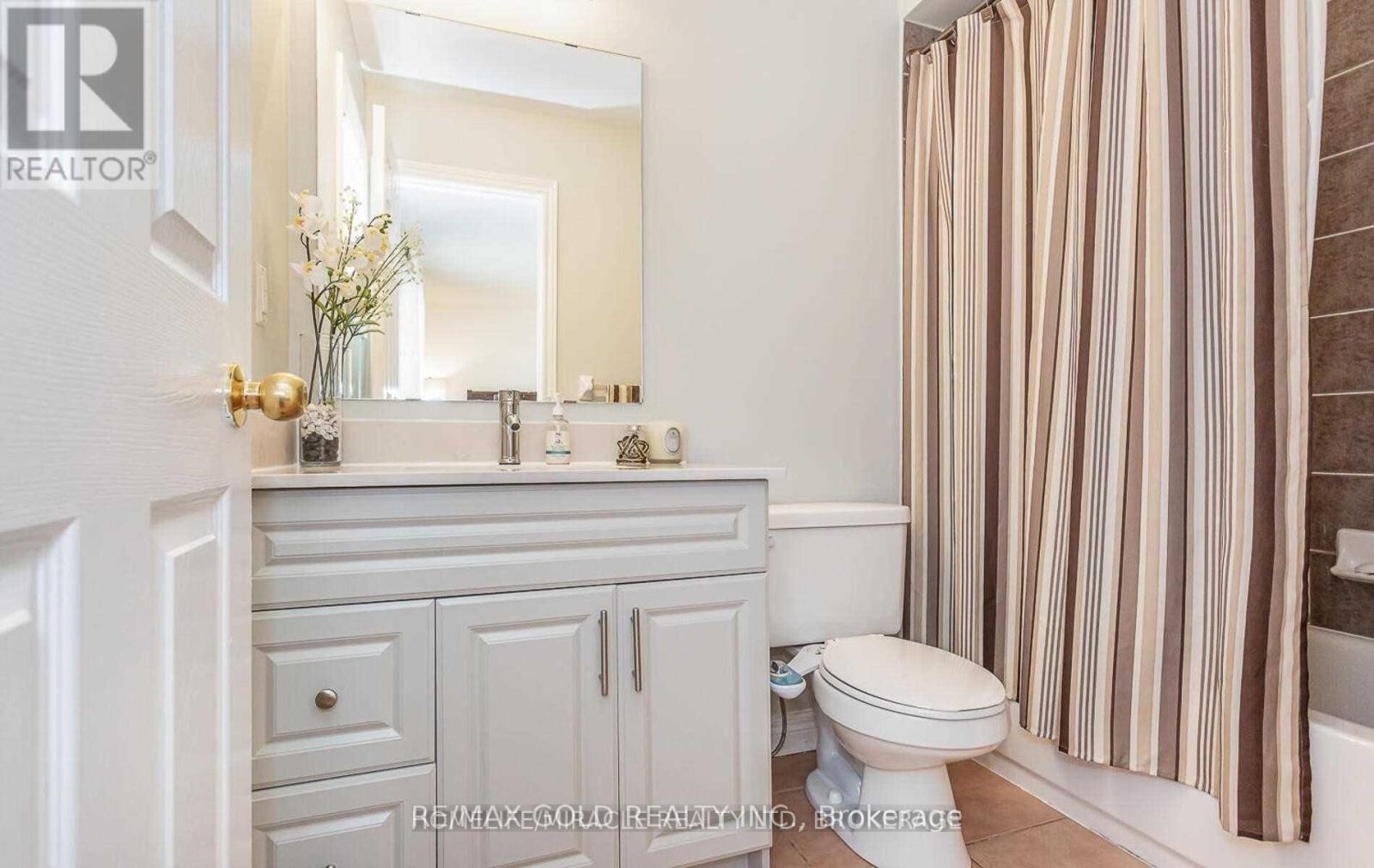 32 Earl Grey Crescent, Brampton, Ontario  L7A 2L1 - Photo 3 - W12816794