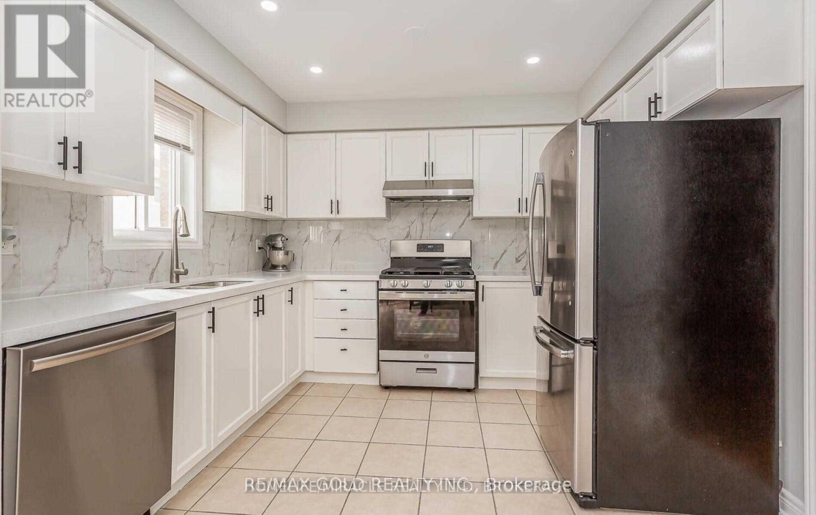 32 Earl Grey Crescent, Brampton, Ontario  L7A 2L1 - Photo 6 - W12816794