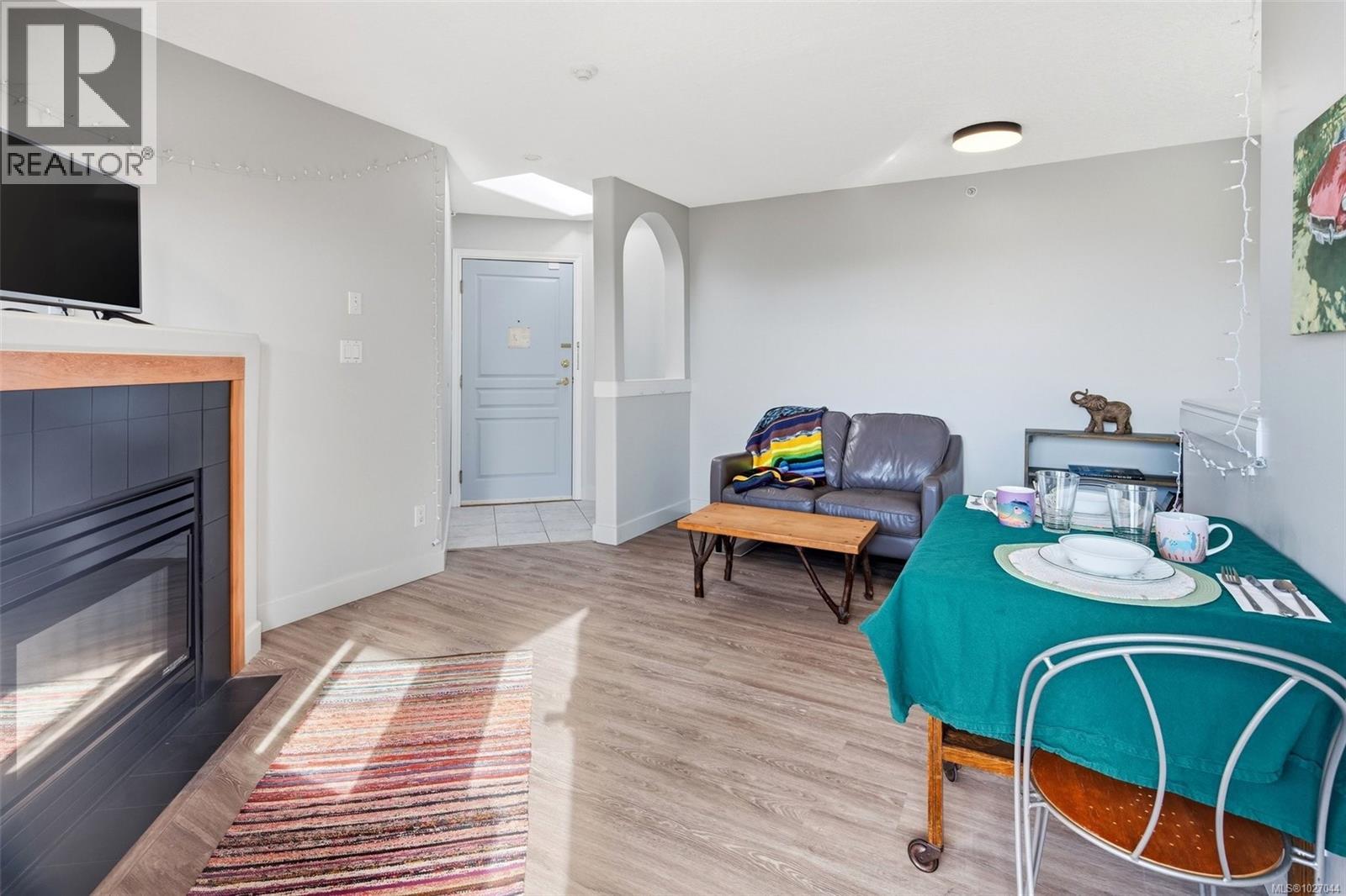 403 1580 Christmas Ave, Saanich, British Columbia V8P 2X2 - Photo 4 - 1027044