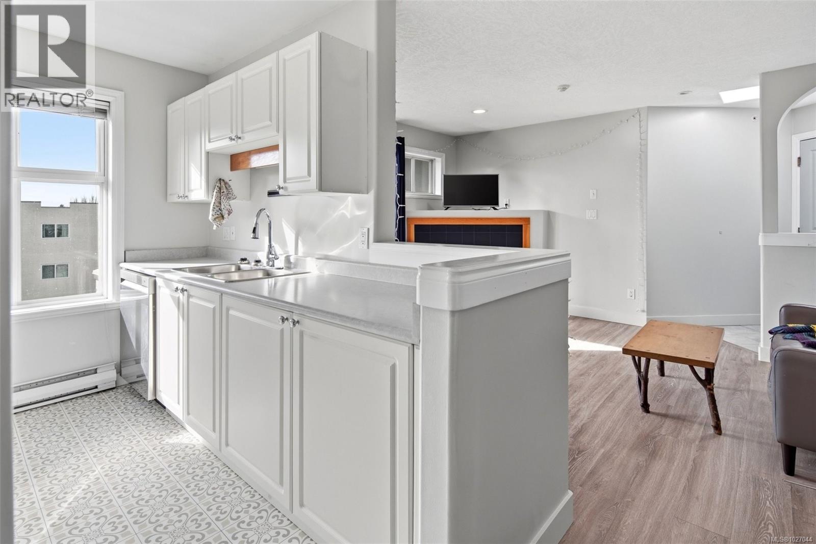 403 1580 Christmas Ave, Saanich, British Columbia V8P 2X2 - Photo 9 - 1027044