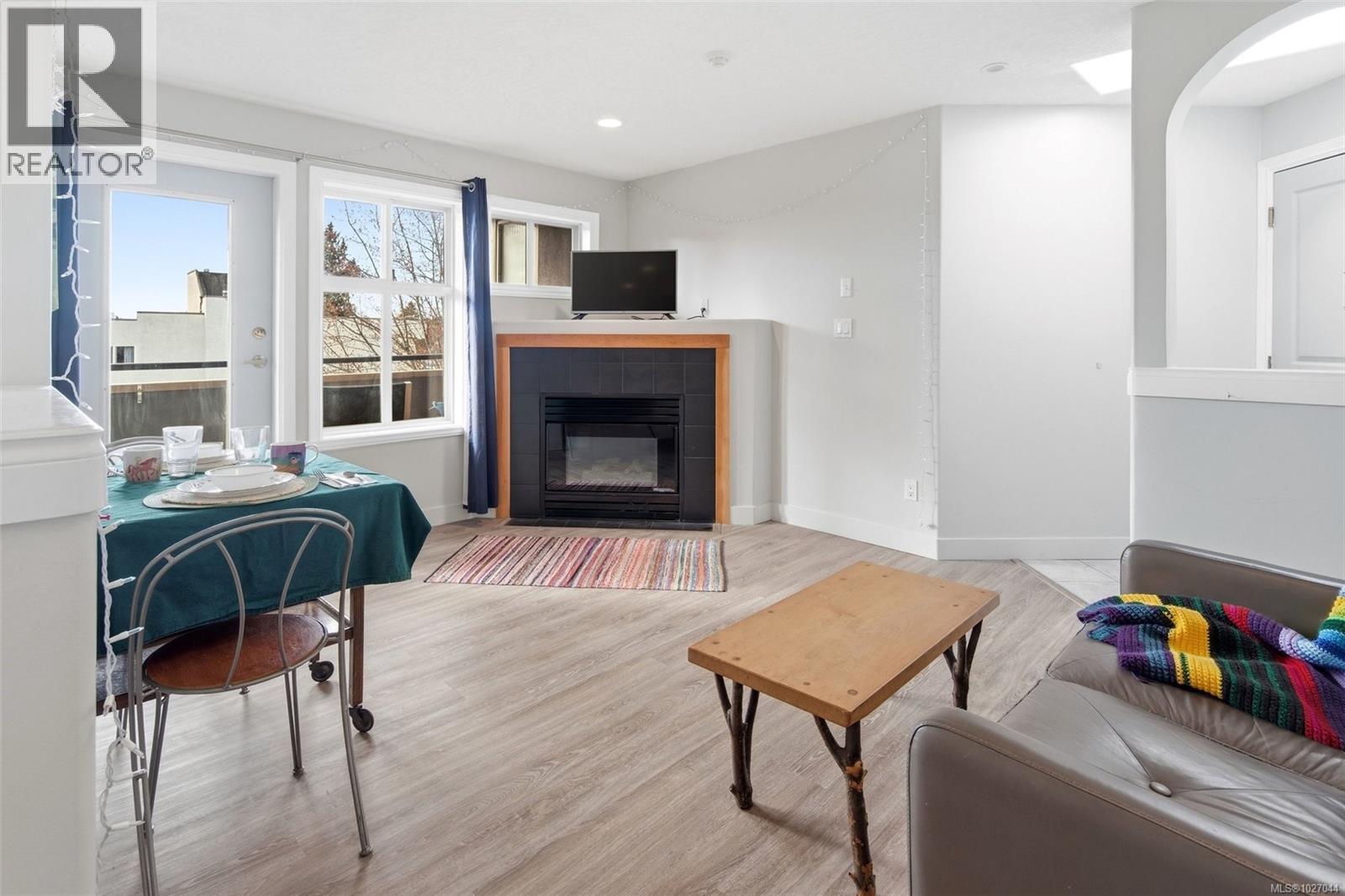 403 1580 Christmas Ave, Saanich, British Columbia V8P 2X2 - Photo 5 - 1027044