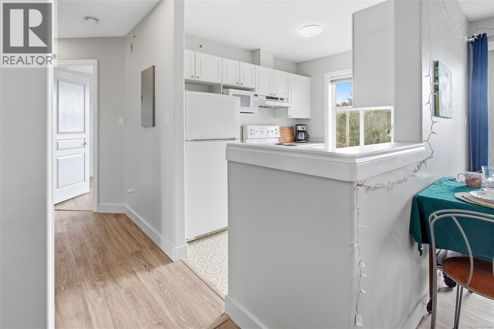 403 1580 Christmas Ave, Saanich, British Columbia V8P 2X2 - Photo 10 - 1027044