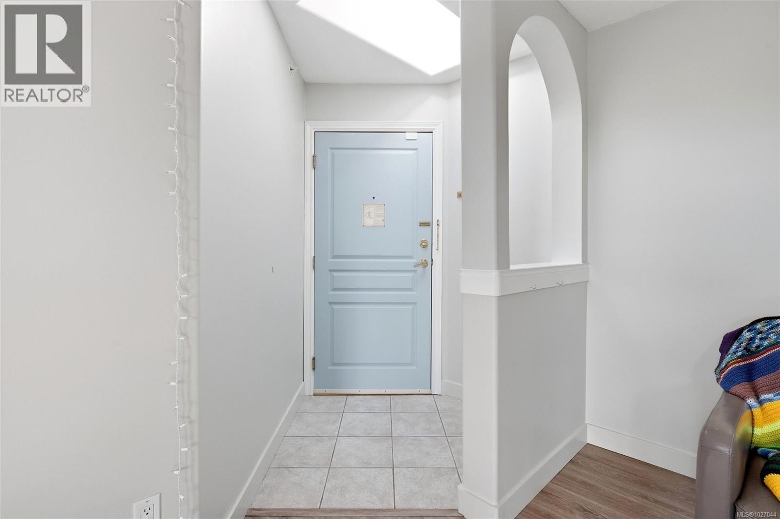 403 1580 Christmas Ave, Saanich, British Columbia V8P 2X2 - Photo 3 - 1027044