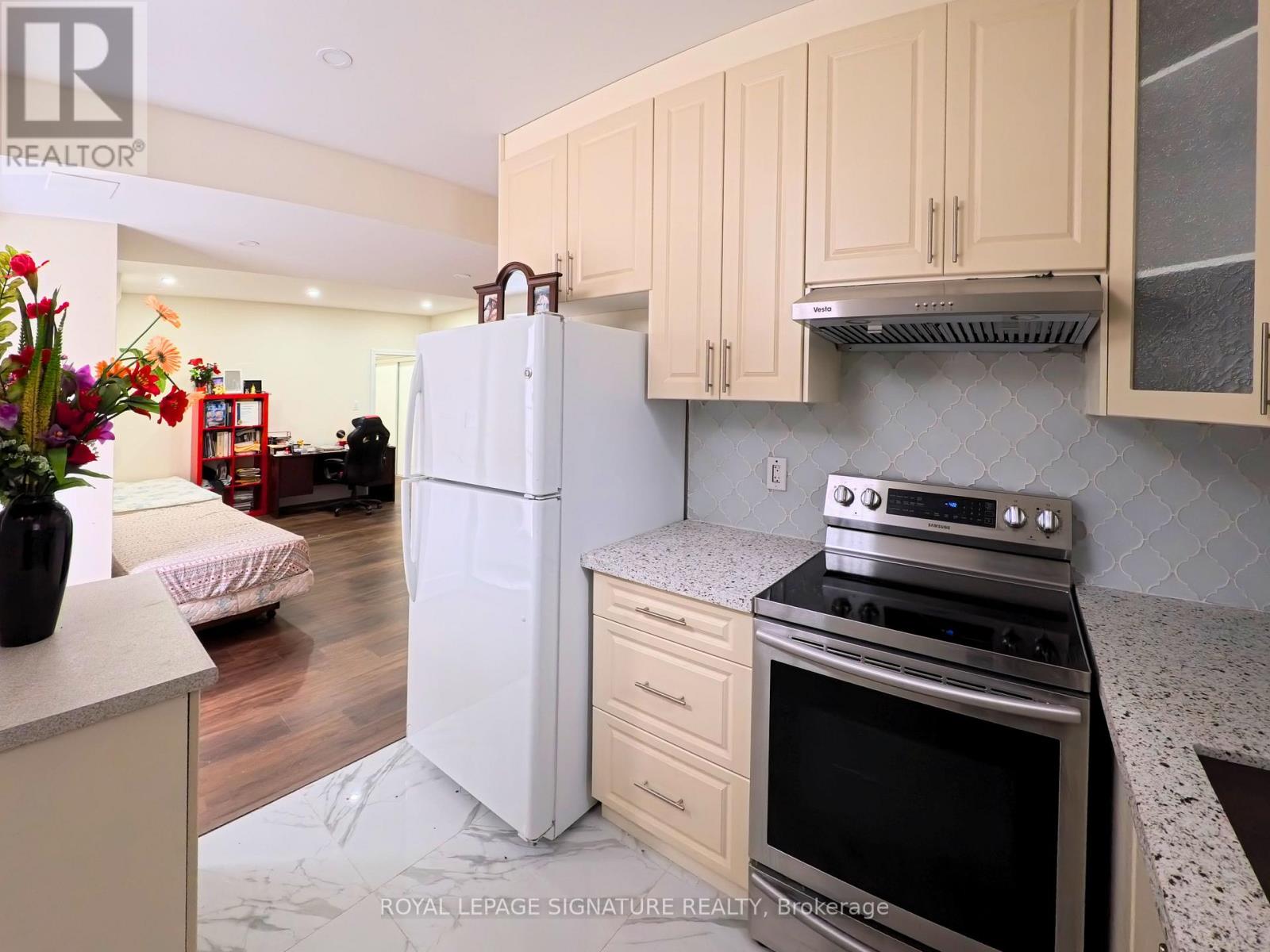 231 Hillsview Drive, Richmond Hill, Ontario  L4C 1T2 - Photo 5 - N12826356