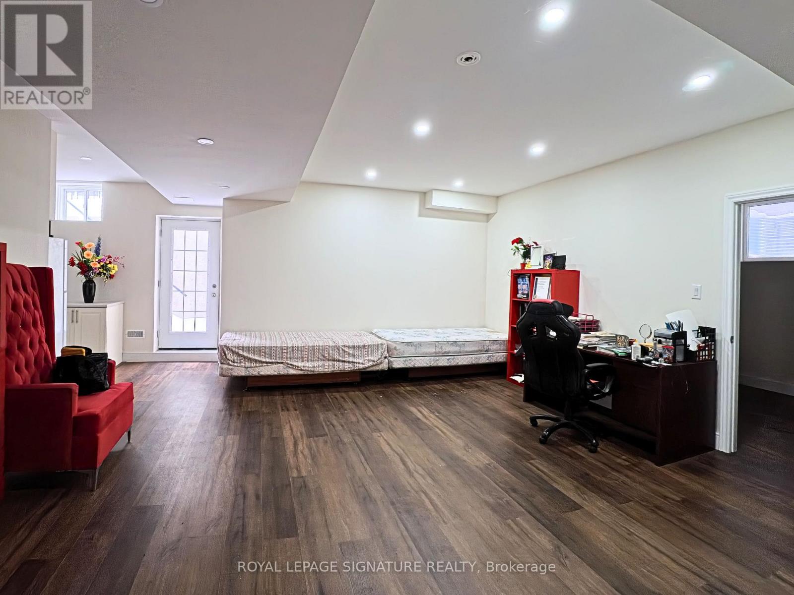 231 Hillsview Drive, Richmond Hill, Ontario  L4C 1T2 - Photo 2 - N12826356