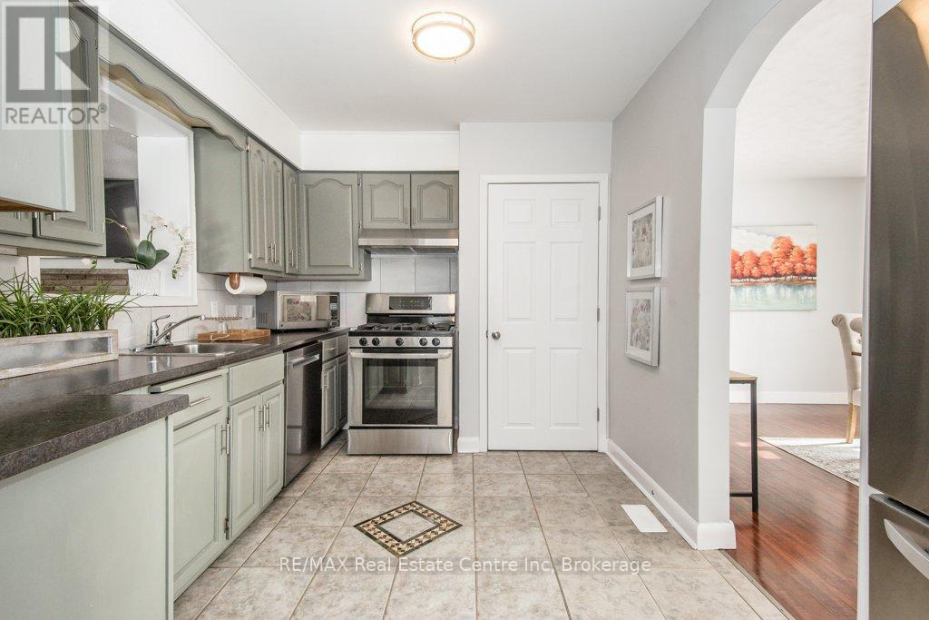 31 Sunnylea Crescent, Guelph (General Hospital), Ontario  N1E 1W3 - Photo 5 - X12828380