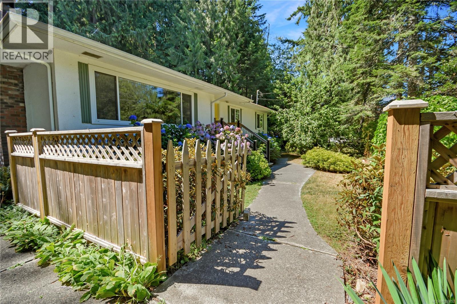 1045 Mcclay Way, Gabriola Island, British Columbia  V0R 1X3 - Photo 2 - 1026852