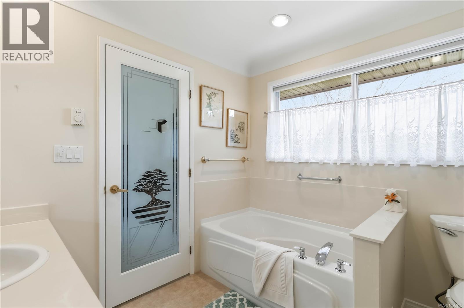 1141 Hadfield Ave, Esquimalt, British Columbia V9A 5N8 - Photo 12 - 1026913