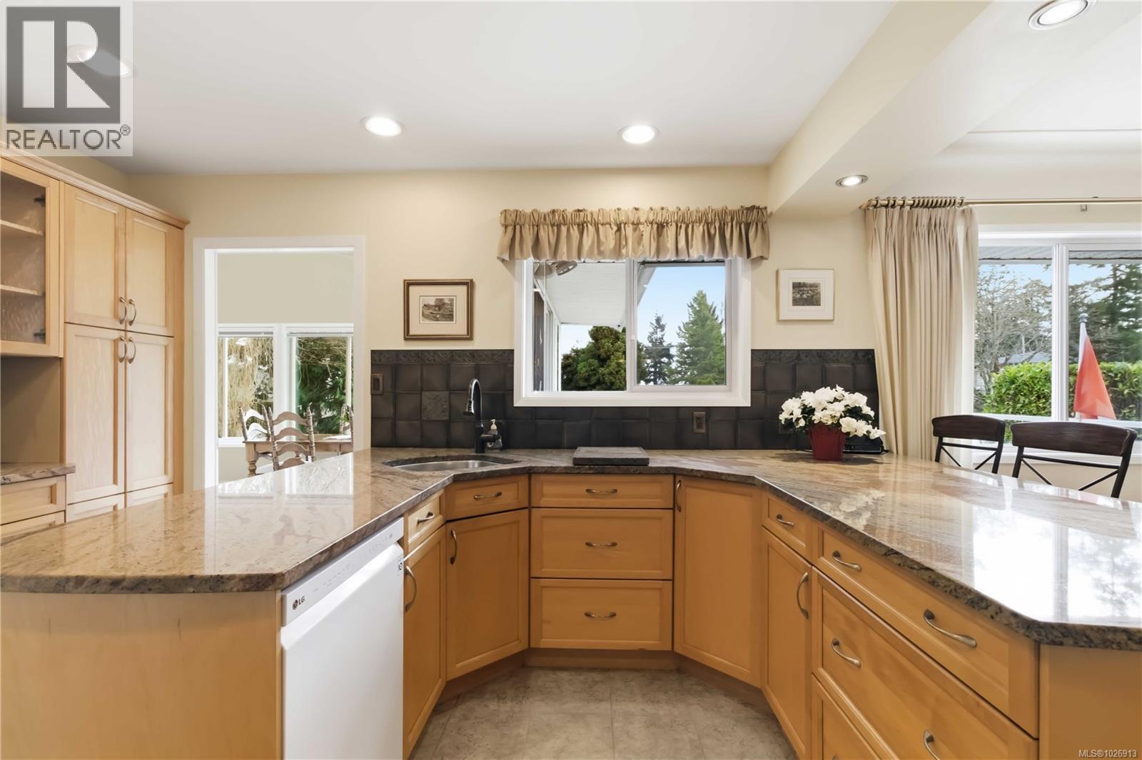 1141 Hadfield Ave, Esquimalt, British Columbia V9A 5N8 - Photo 8 - 1026913