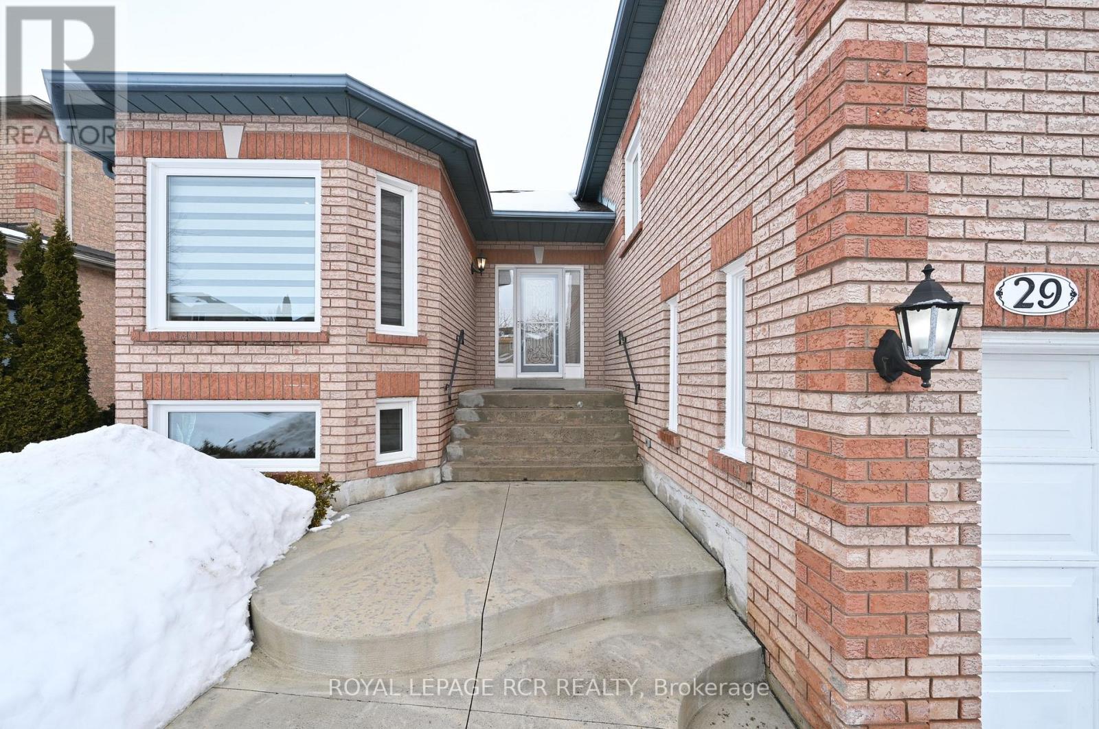 29 Depeuter Crescent, Bradford West Gwillimbury, Ontario  L3Z 3A3 - Photo 2 - N12828416
