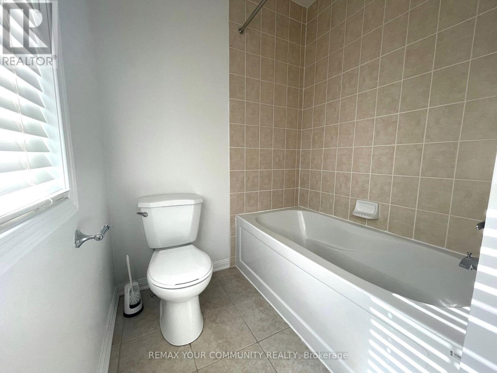 22 Gladys Clarkson Drive, Whitchurch-Stouffville (Stouffville), Ontario  L4A 0Z6 - Photo 13 - N12828436