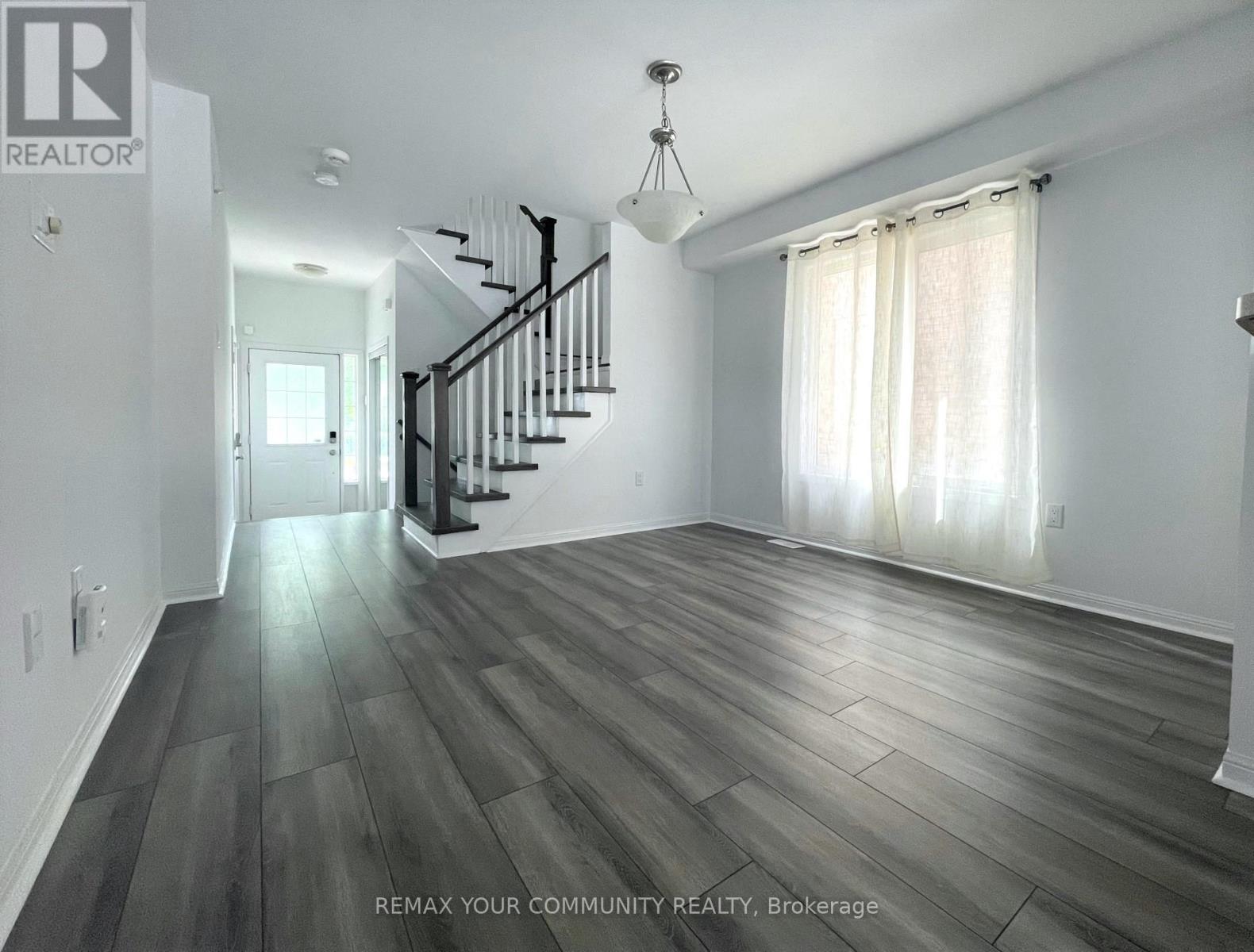 22 Gladys Clarkson Drive, Whitchurch-Stouffville (Stouffville), Ontario  L4A 0Z6 - Photo 3 - N12828436