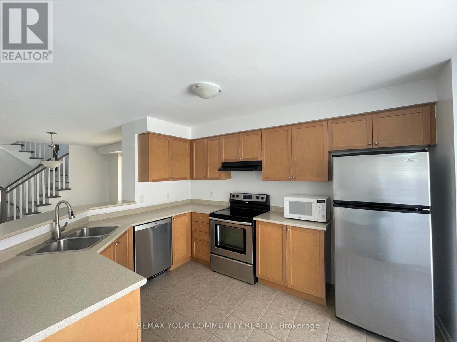 22 Gladys Clarkson Drive, Whitchurch-Stouffville (Stouffville), Ontario  L4A 0Z6 - Photo 4 - N12828436