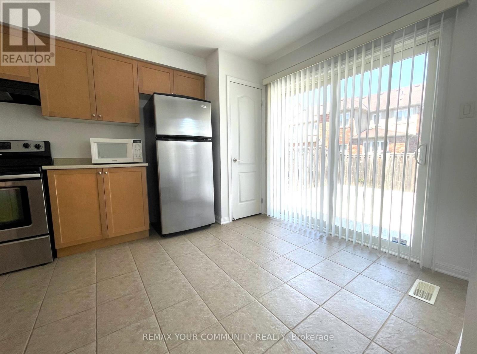 22 Gladys Clarkson Drive, Whitchurch-Stouffville (Stouffville), Ontario  L4A 0Z6 - Photo 5 - N12828436