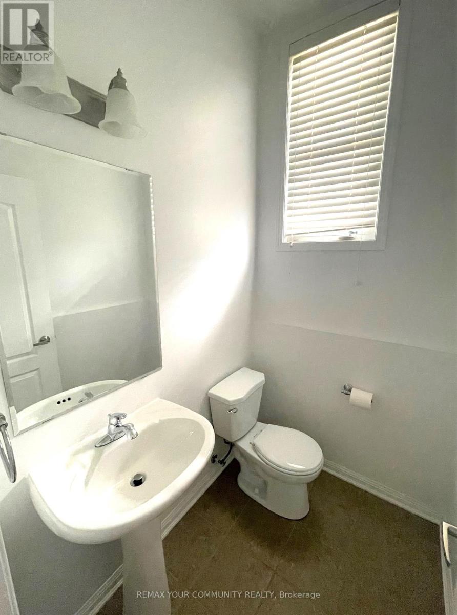 22 Gladys Clarkson Drive, Whitchurch-Stouffville (Stouffville), Ontario  L4A 0Z6 - Photo 6 - N12828436