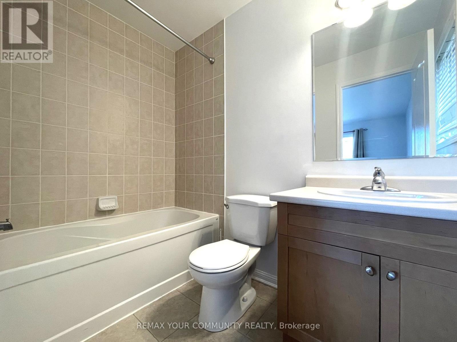 22 Gladys Clarkson Drive, Whitchurch-Stouffville (Stouffville), Ontario  L4A 0Z6 - Photo 8 - N12828436