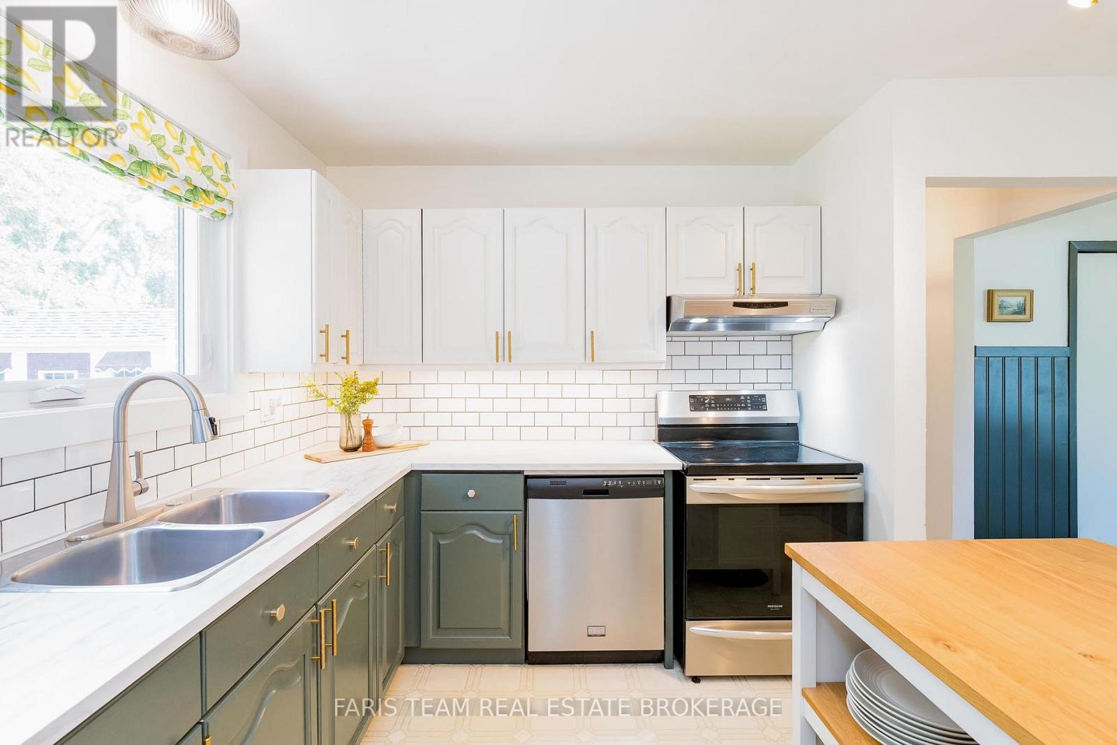 43 Jeffrey Street, Barrie, Ontario  L4M 4L4 - Photo 6 - S12828386