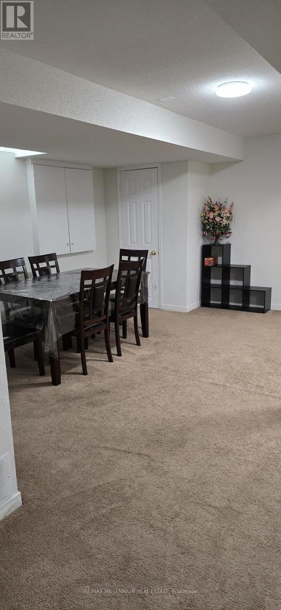 7125 Baskerville Run, Mississauga, Ontario  L5W 1W3 - Photo 4 - W12828298