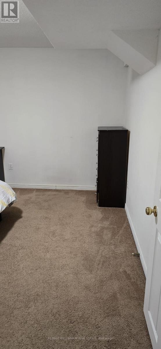 7125 Baskerville Run, Mississauga, Ontario  L5W 1W3 - Photo 9 - W12828298