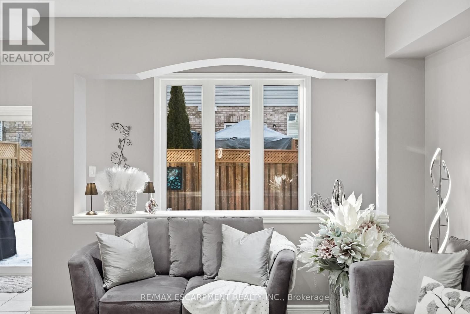 5317 Applegarth Drive, Burlington, Ontario  L7L 7E3 - Photo 11 - W12828418