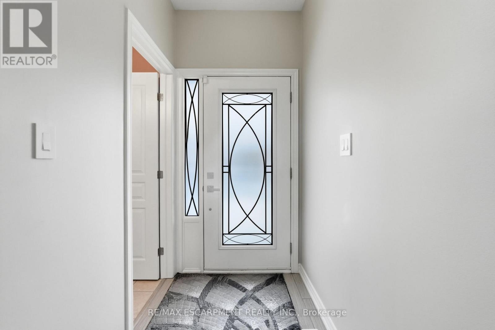 5317 Applegarth Drive, Burlington, Ontario  L7L 7E3 - Photo 5 - W12828418