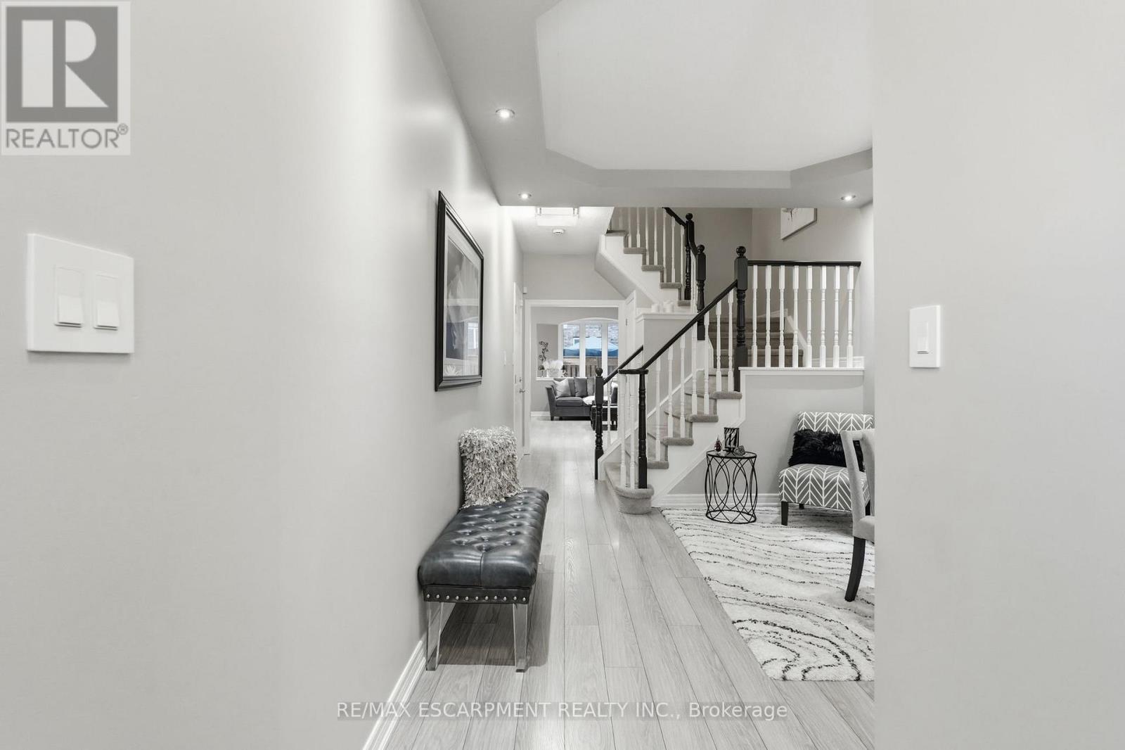 5317 Applegarth Drive, Burlington, Ontario  L7L 7E3 - Photo 6 - W12828418