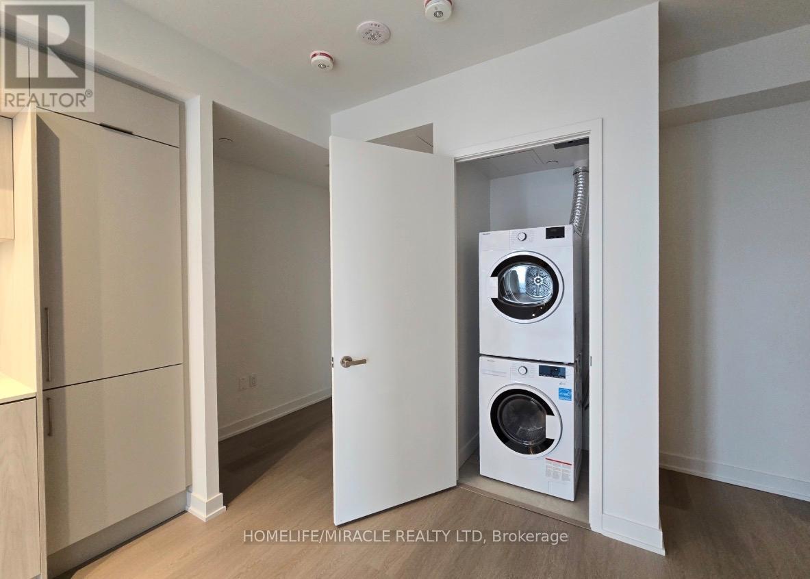 1712 - 448 Burnhamthorpe Road, Mississauga, Ontario  L5B 4M6 - Photo 3 - W12828434