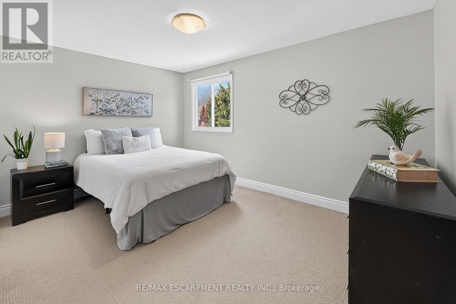 16 Samuel Road, Grimsby, Ontario  L3M 4P6 - Photo 11 - X12828400