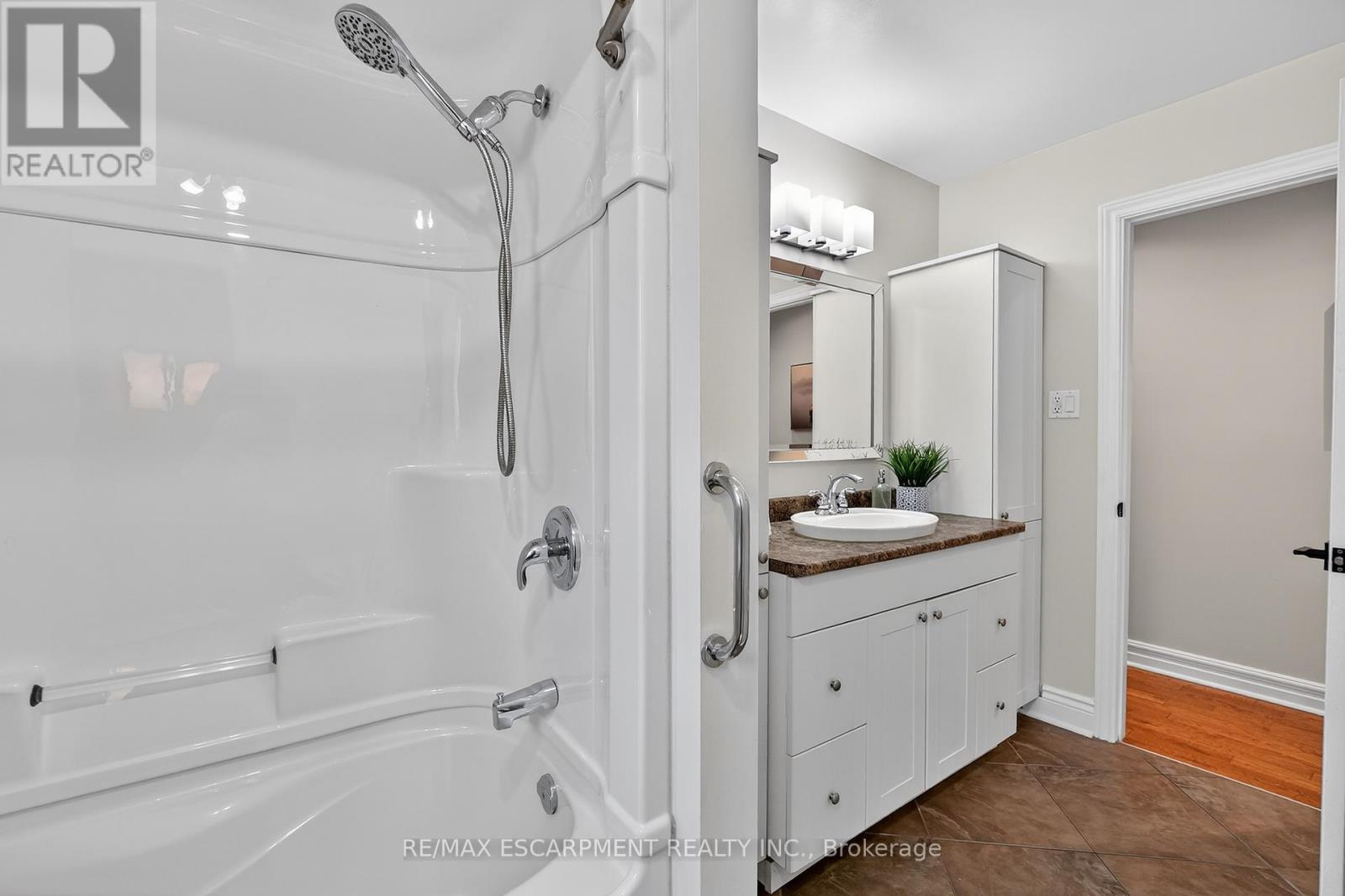 16 Samuel Road, Grimsby, Ontario  L3M 4P6 - Photo 13 - X12828400