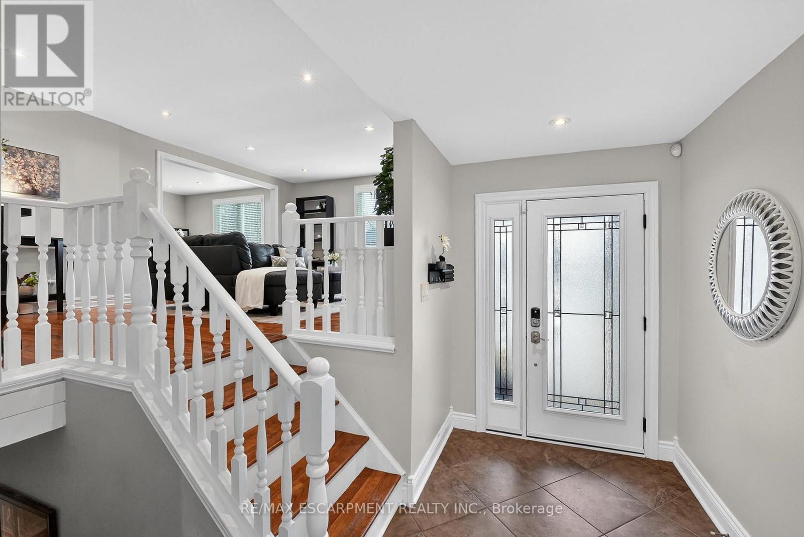 16 Samuel Road, Grimsby, Ontario  L3M 4P6 - Photo 3 - X12828400