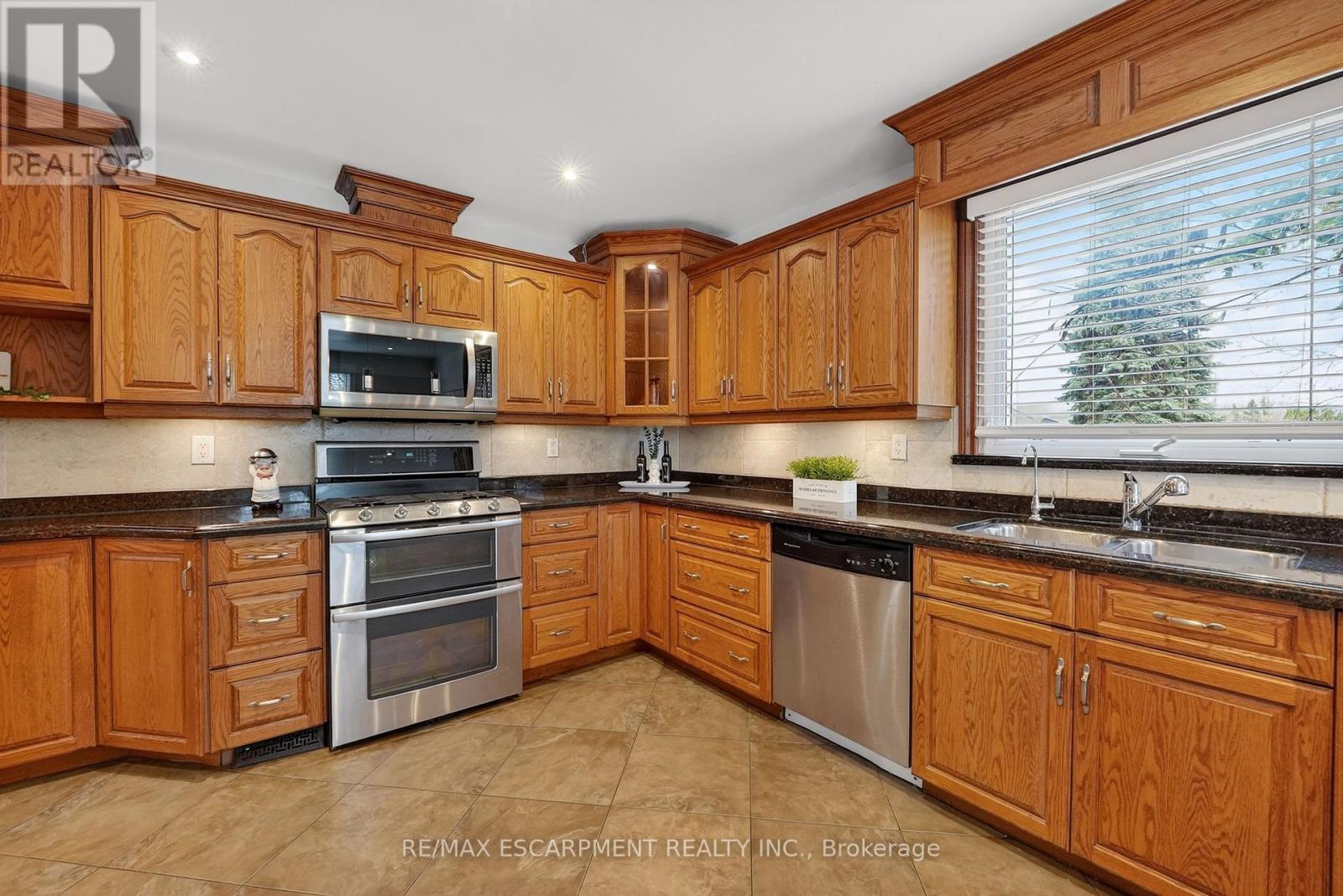 16 Samuel Road, Grimsby, Ontario  L3M 4P6 - Photo 8 - X12828400