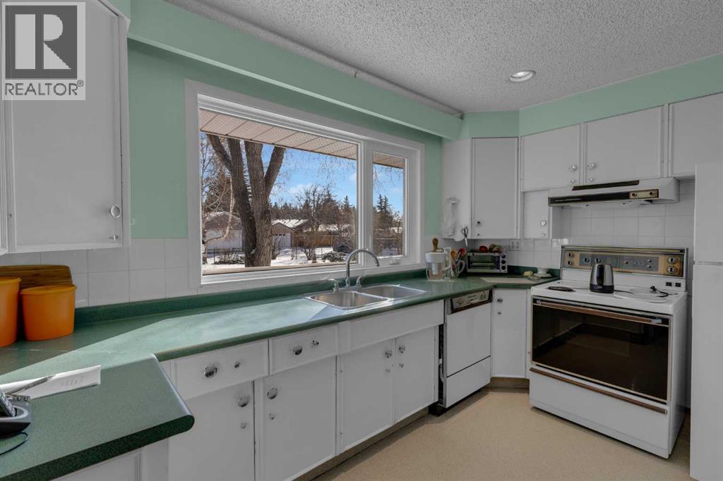 9628 Palisan Place Sw, Calgary, Alberta  T2V 3S9 - Photo 11 - A2287456