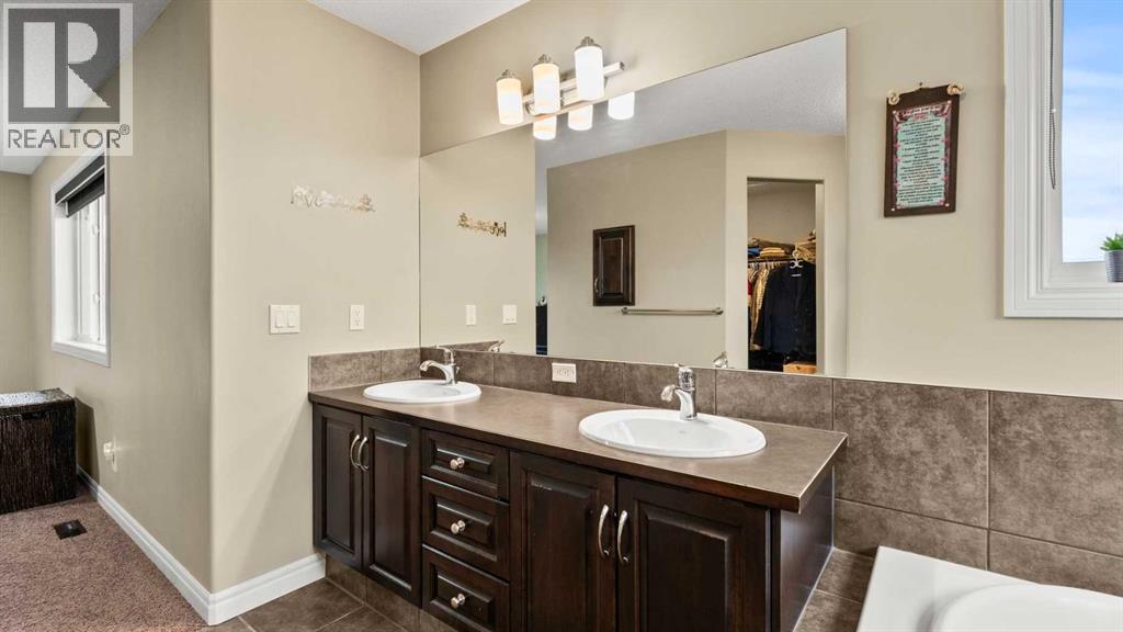 153 Heritage Bay, Cochrane, Alberta  T4C 0L5 - Photo 24 - A2288162