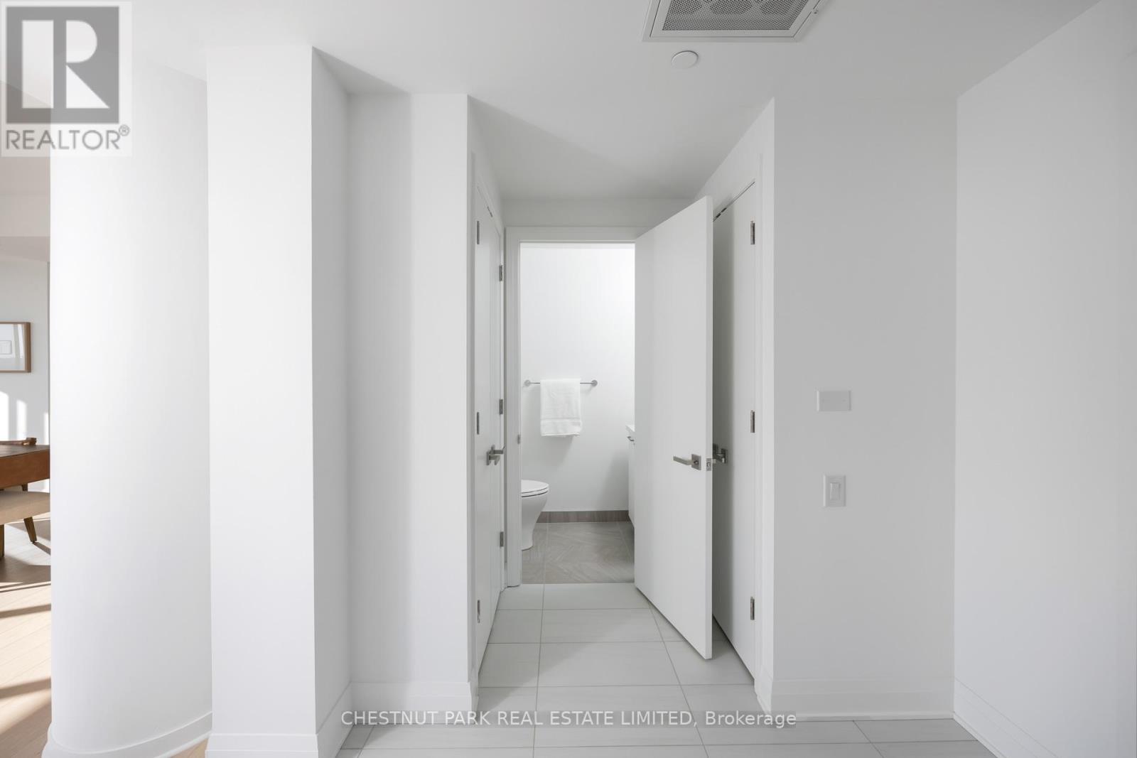 1702 - 33 Frederick Todd Way, Toronto, Ontario  M4G 0C9 - Photo 3 - C12828448