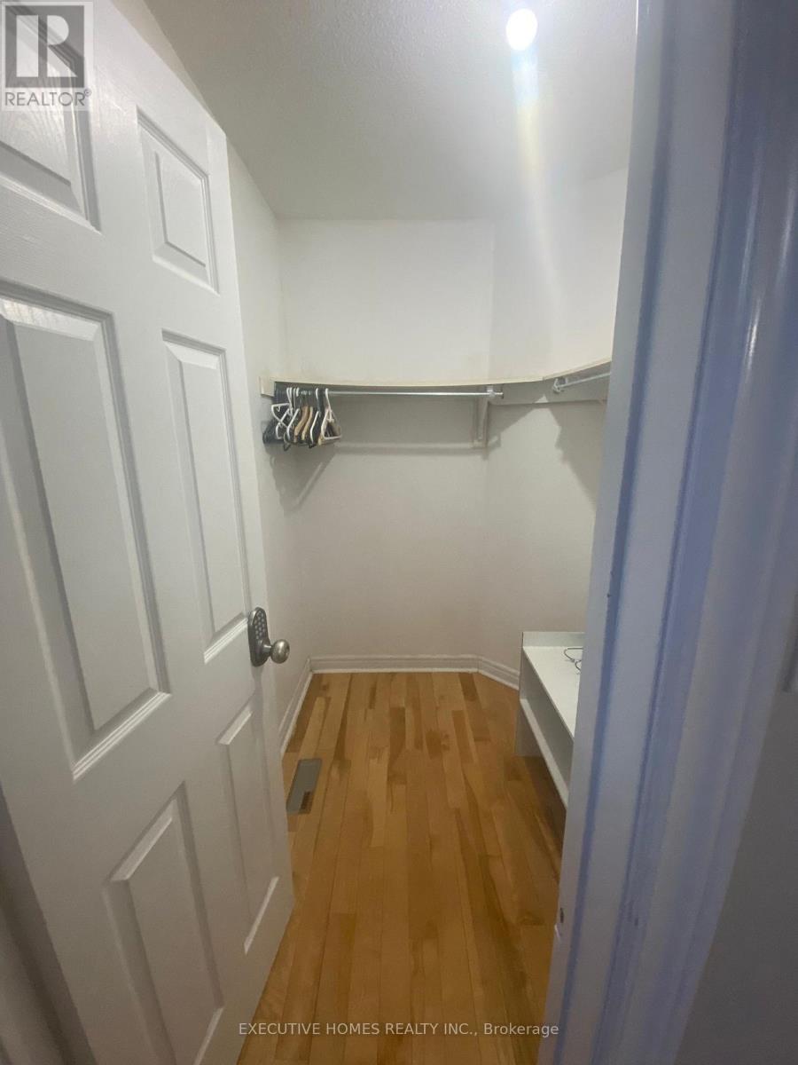 964 Fielder Drive, Mississauga, Ontario  L5V 2S2 - Photo 11 - W12828542