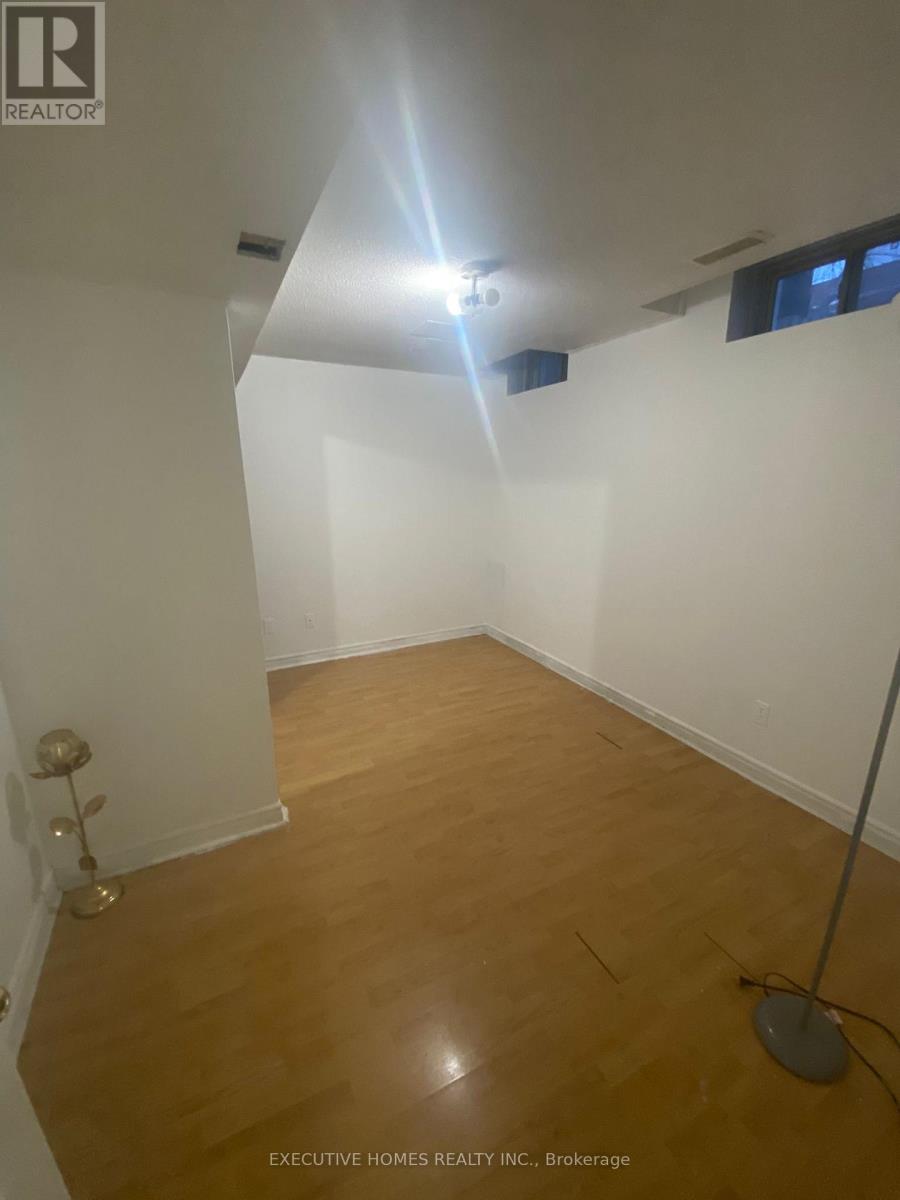 964 Fielder Drive, Mississauga, Ontario  L5V 2S2 - Photo 17 - W12828542