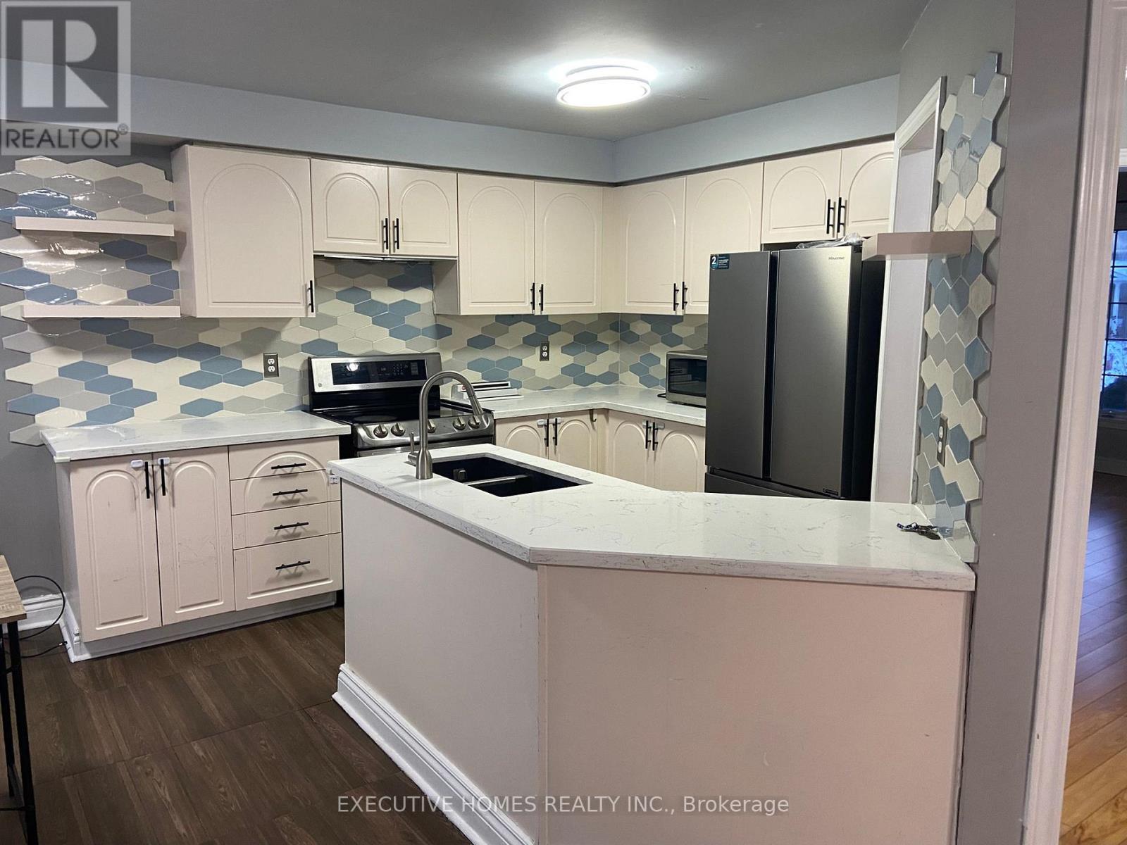 964 Fielder Drive, Mississauga, Ontario  L5V 2S2 - Photo 3 - W12828542