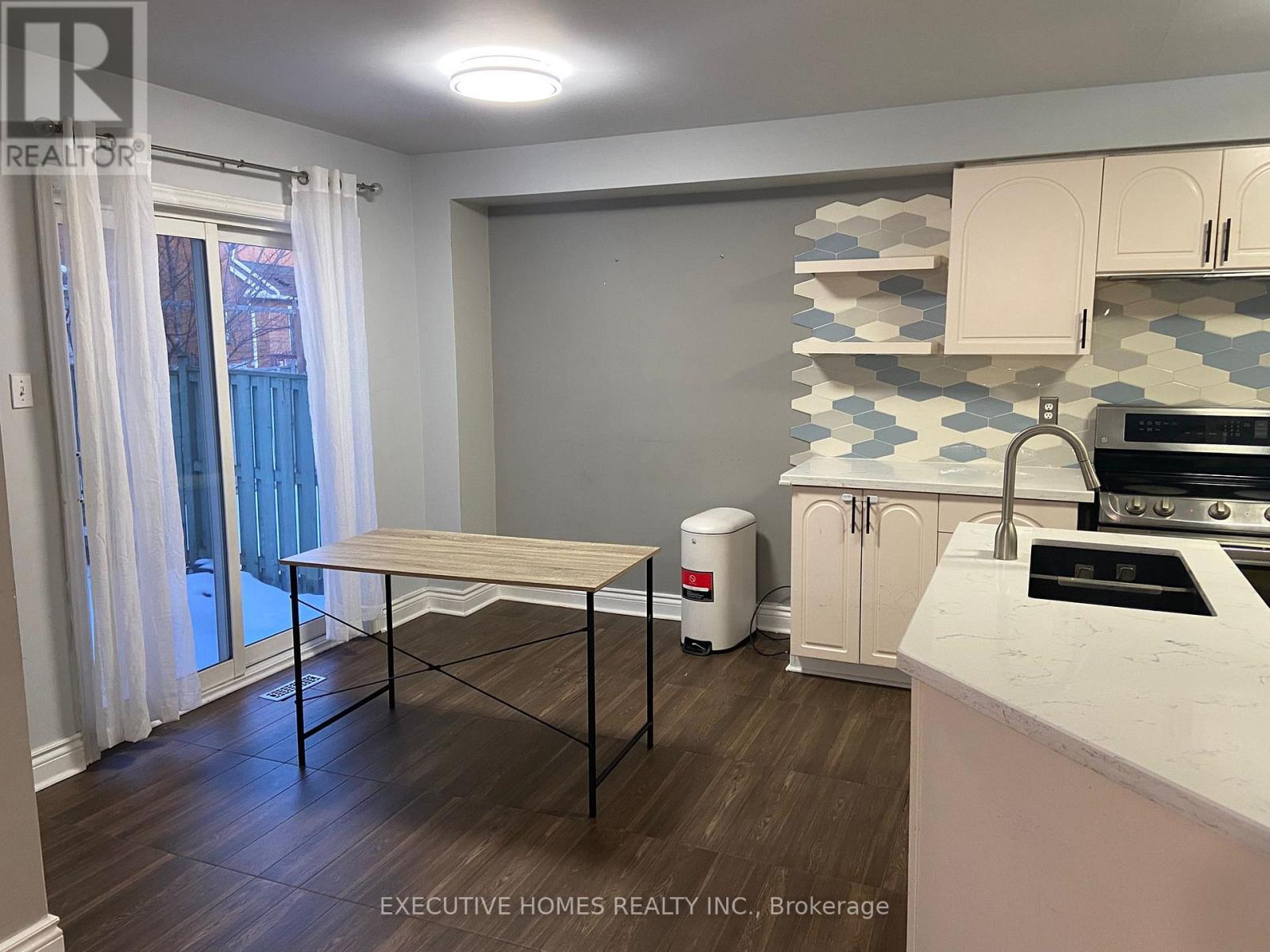 964 Fielder Drive, Mississauga, Ontario  L5V 2S2 - Photo 4 - W12828542