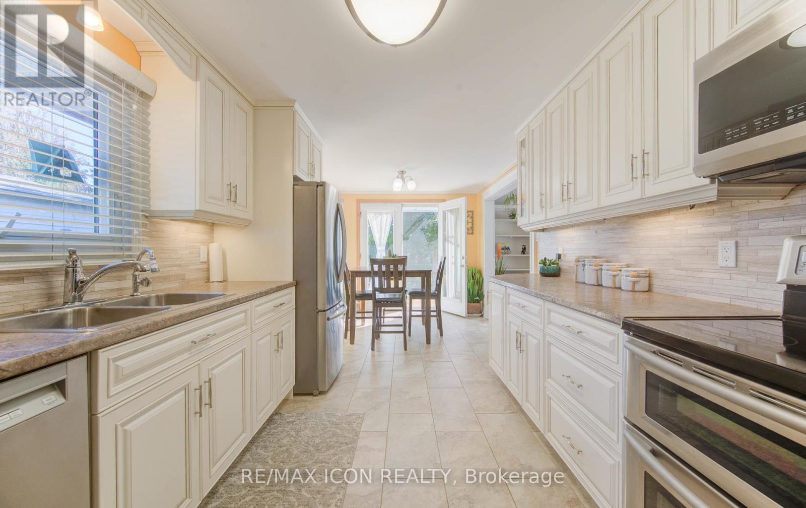 55 Gracefield Crescent, Kitchener, Ontario  N2E 1R8 - Photo 4 - X12828484