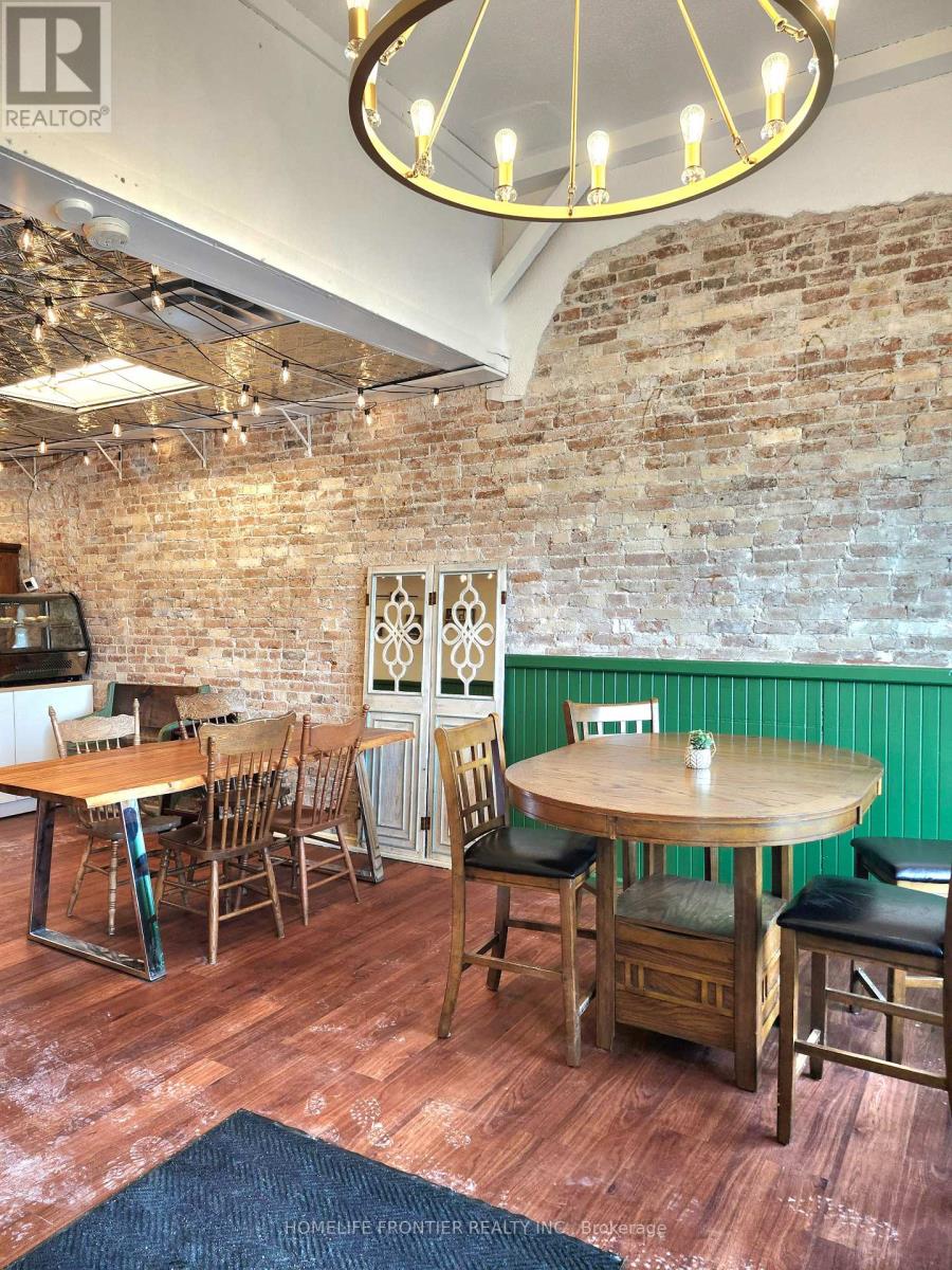 163 Main Street Nw, Lucan Biddulph, Ontario  N0M 2J0 - Photo 4 - X12828488