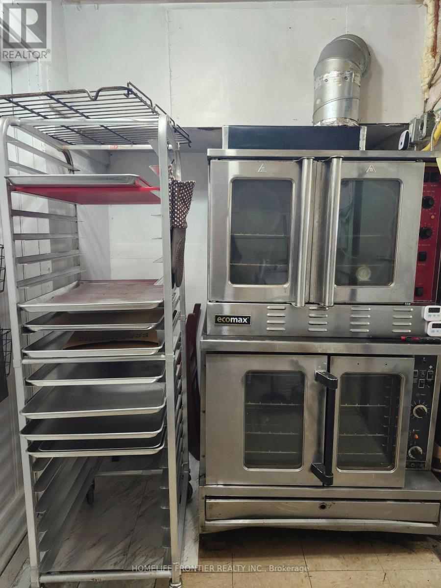 163 Main Street Nw, Lucan Biddulph, Ontario  N0M 2J0 - Photo 8 - X12828488