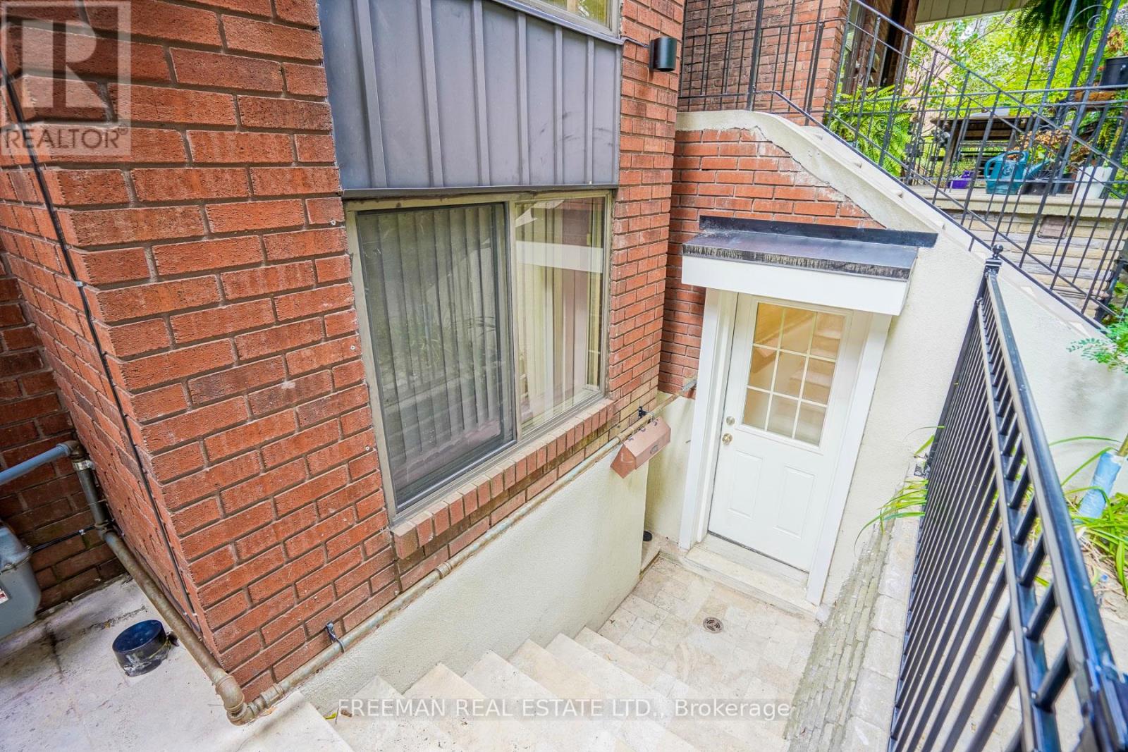 Fr Bsmt - 916 Manning Avenue, Toronto, Ontario  M6G 2X4 - Photo 4 - C12828640