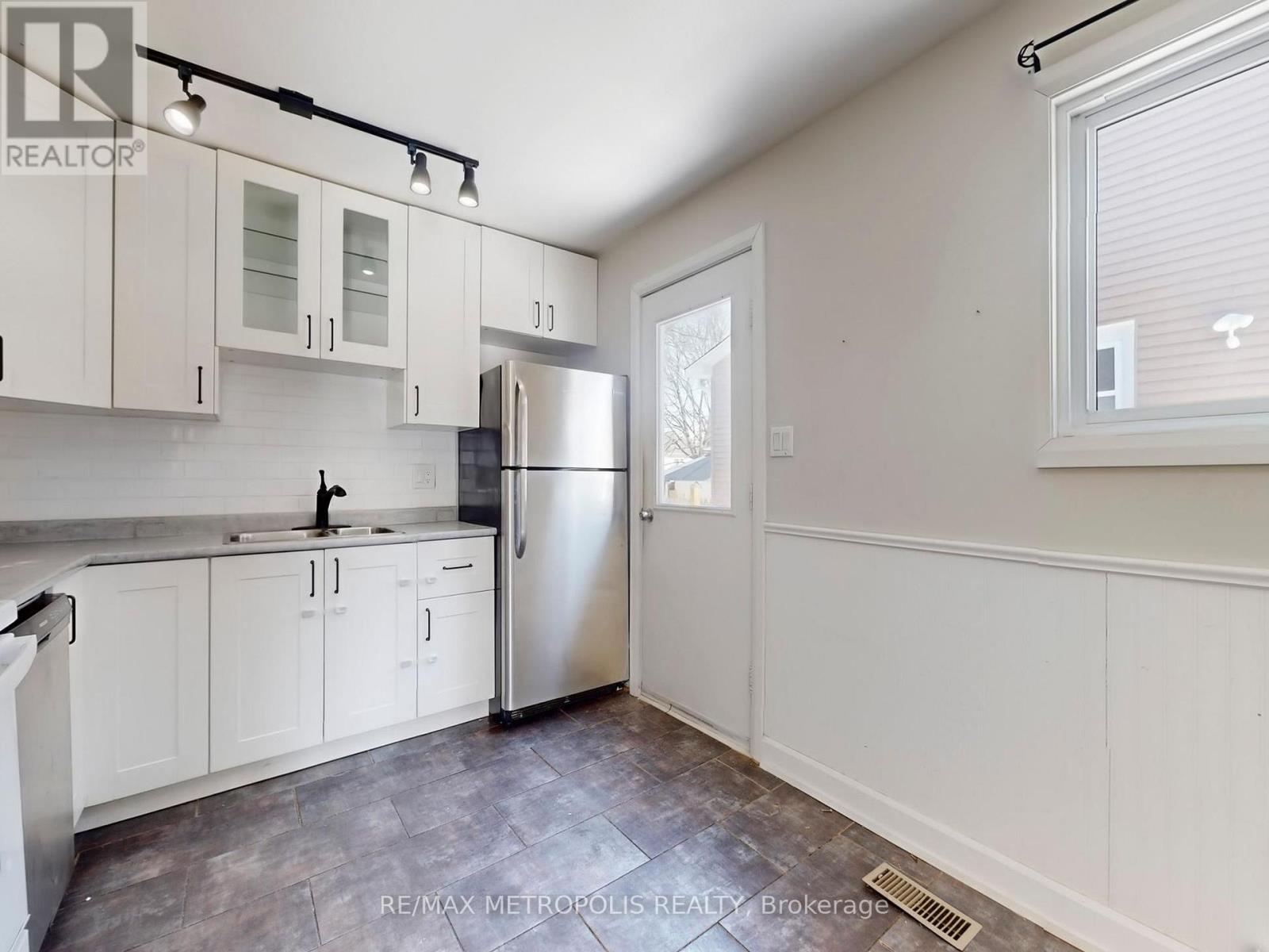 1294 Sunningdale Avenue, Oshawa (Donevan), Ontario  L1H 8G7 - Photo 11 - E12828704