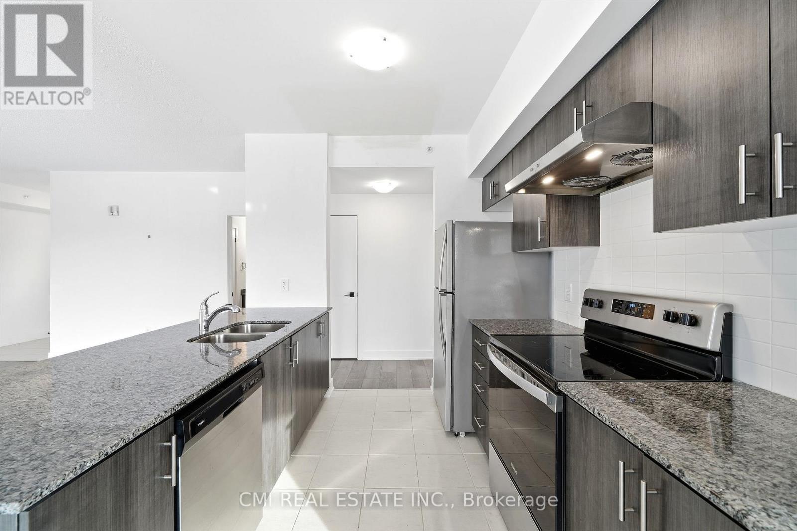 501 - 4 Spice Way, Barrie, Ontario  L9J 0M2 - Photo 14 - S12828556